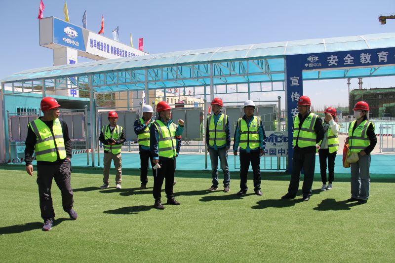 6.项目经理带领媒体记者参观施工现场