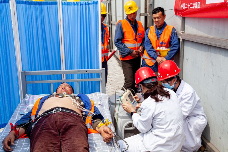 5.办实事——邀请唐山ag九游会官网登录医院医务工作者为施工作业人员进行全面体检