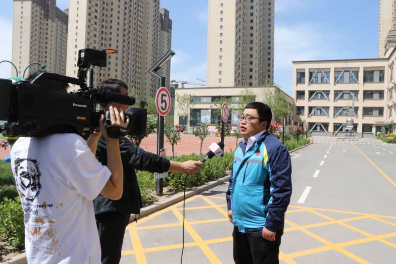 5.开新局——与会媒体到现场参观并对项目管理人员进行采访
