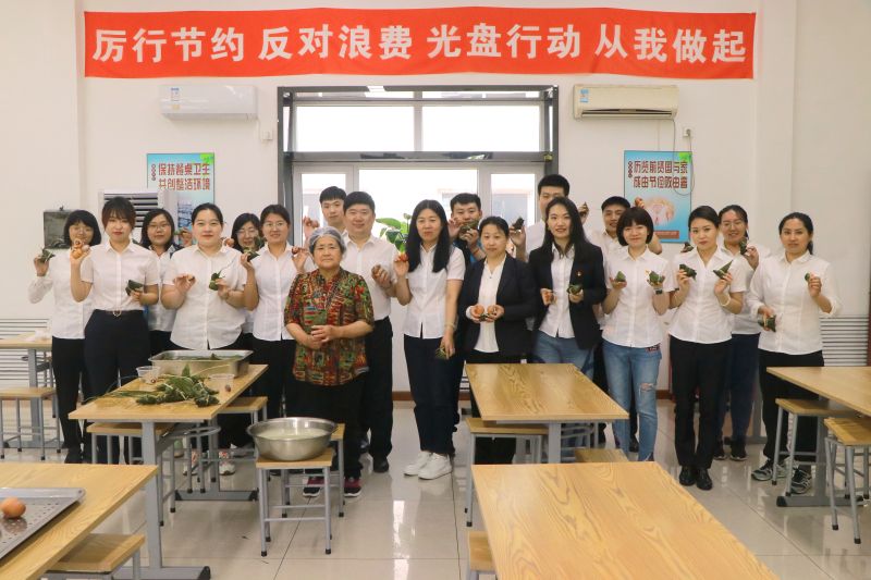 一公司机关包粽子、画彩蛋活动合影