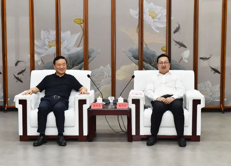翁祖亮(左一)与张国华会谈 翁祖亮(左一)与张国华会谈